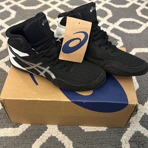 Kids ASICS wrestling shoes, size 4